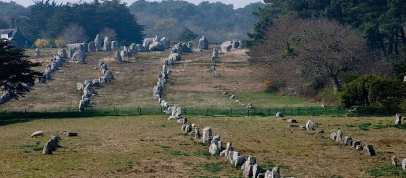 Carnac stones: Οι ανεξήγητες ευθυγραμμισμένες δομές από πέτρες στη Βρετάνη (βίντεο)